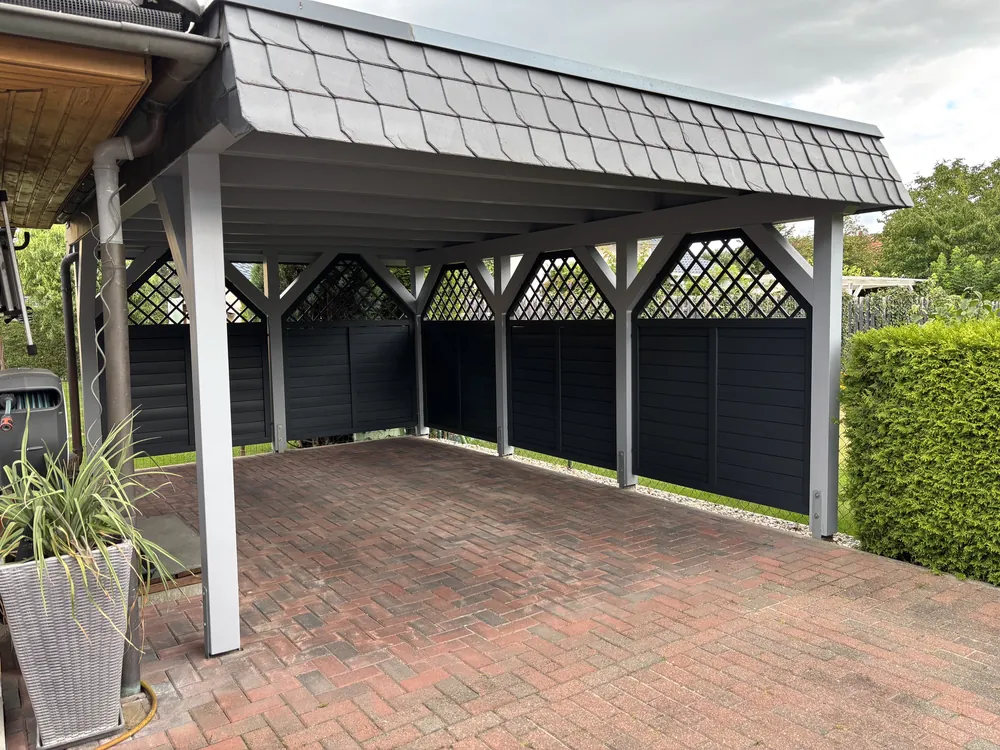 Detailansicht eines Carports mit weißem Lattenwerk