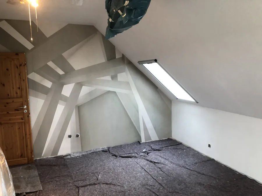 Dachgeschossraum mit grauer geometrischer Wandgestaltung