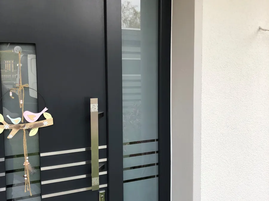 Haustür mit sandgestrahlten Glasstreifen