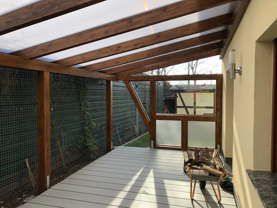 Hölzerne Terrassenüberdachung nach dem Anstrich
