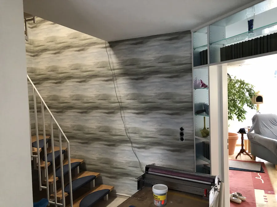 Treppenhauswand mit grauer Wischtechnik