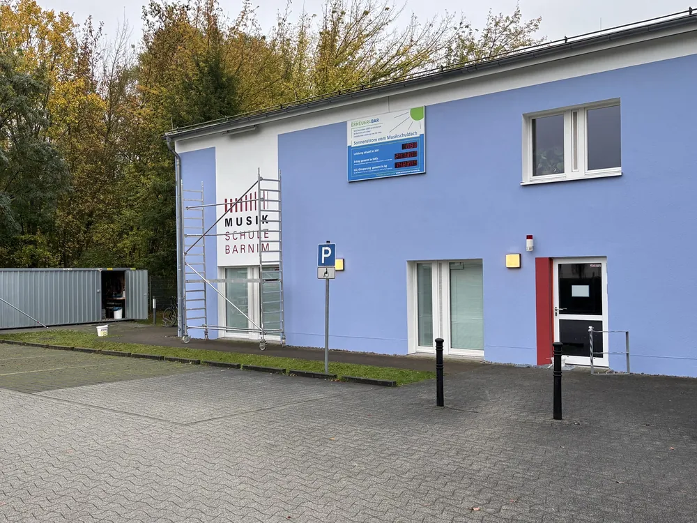 Dieselbe Gebäudefassade nach der Sanierung im neuen Blauton